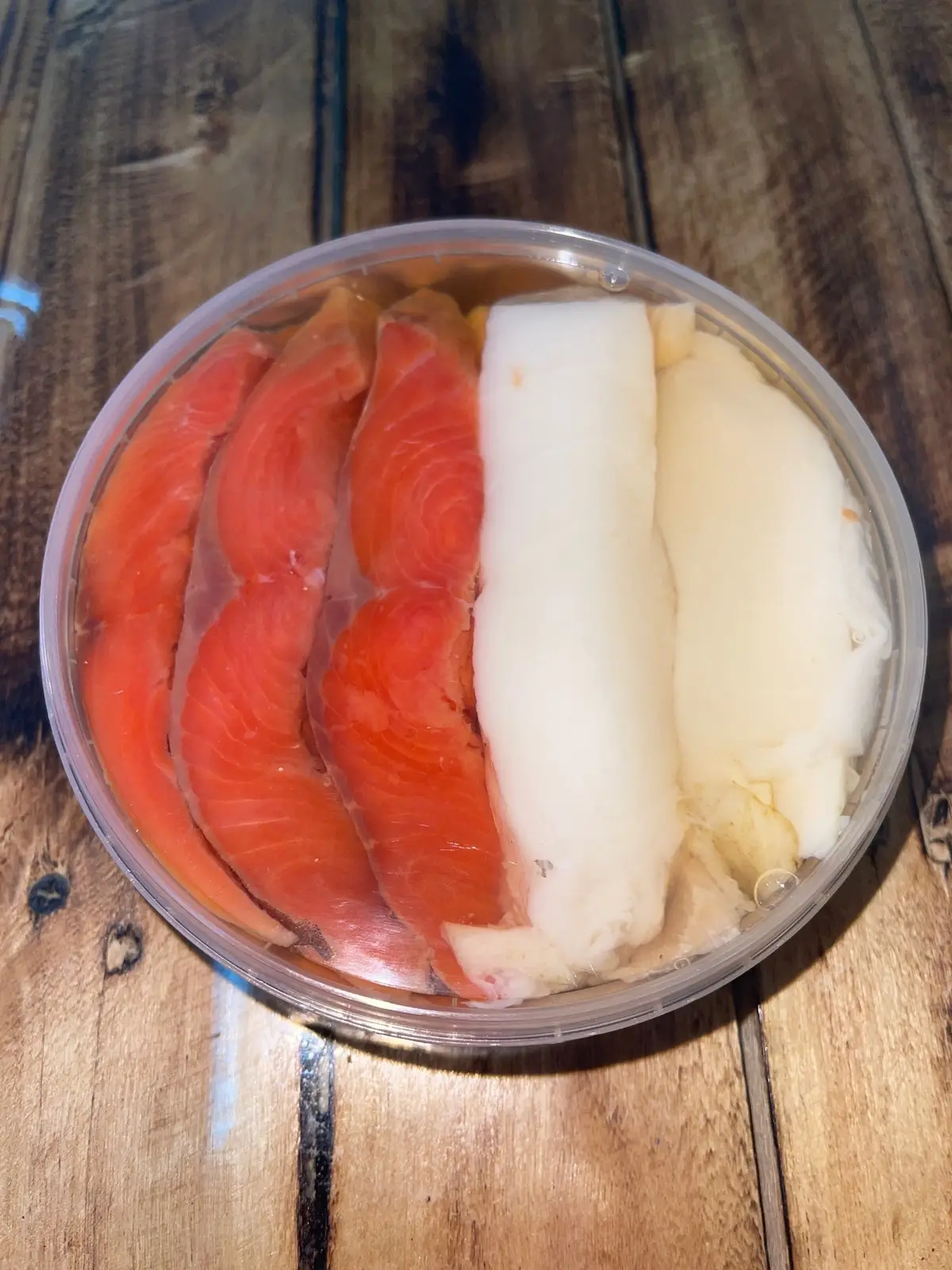 Пресервы из нерки и масляной рыбы в круглом контейнере